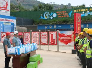 炎炎夏日送清凉 浓浓关怀沁心扉 —— 甘肃八建开展“夏送清凉”慰问活动